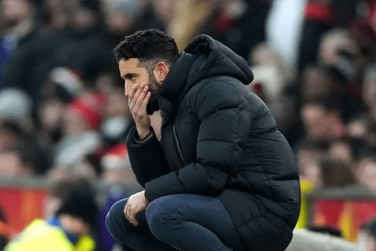 Bóng dáng Sir Alex Ferguson trong Ruben Amorim đằng sau chiếc TV bị "đập nát"