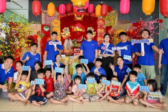 Vinamilk tặng hàng nghìn phần quà tết cho trẻ em, công nhân trước thềm năm mới Ất Tỵ