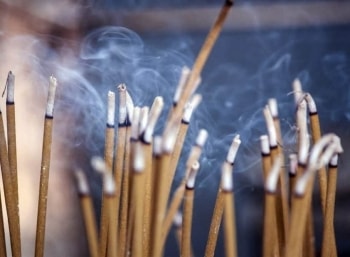 Thắp hương hay thắp "hơi độc"? Nguy cơ sốc từ hương tẩm hóa chất ngày Tết!