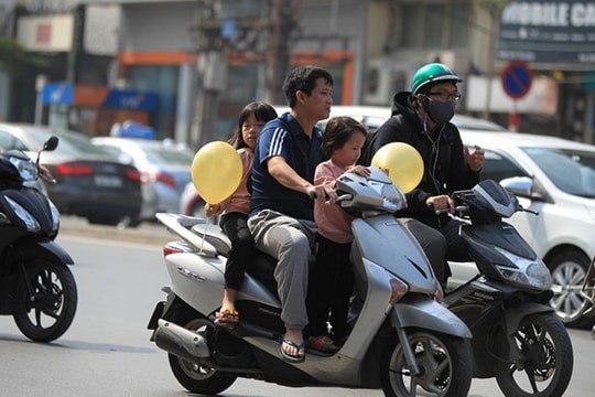 Những lỗi phổ biến khiến người đi xe máy bị phạt dù đã đội mũ bảo hiểm