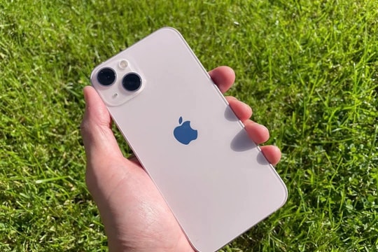 iPhone 13 giảm giá kỷ lục sau Tết khiến dân tình mừng như "trẩy hội"