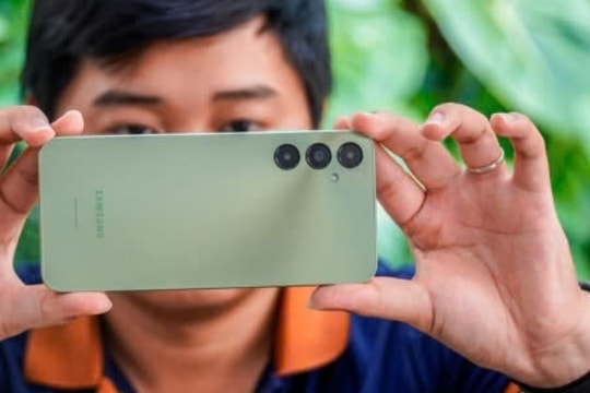 Chỉ hơn 3 triệu, smartphone “quốc dân” nhà Samsung có gì mà làm iPhone 11 “chật vật” đến thế?