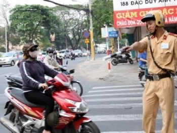 Tài xế cần biết: Khoảng cách bật xi nhan trước khi rẽ để không bị phạt tới 20 triệu đồng từ năm 2025