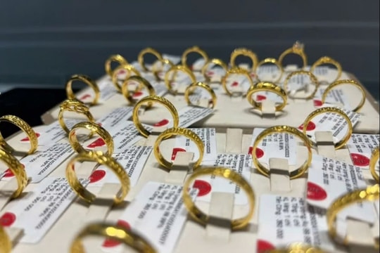 Giá vàng nhẫn nhảy chóng mặt, bất ngờ với cảnh tại các tiệm vàng ngày vía Thần Tài