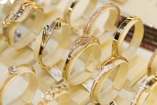 Giá vàng hôm nay 8/2/2025: Vía Thần Tài đi qua, cơn sốt vàng ở lại