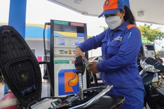 Giá xăng dầu hôm nay 10/2: Tăng nhẹ đầu tuần, vẫn giảm mạnh so với tháng trước