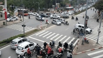 So sánh mức phạt lỗi dừng đèn đỏ đè vạch và vượt đèn đỏ: Mức phạt đều rất nặng, tài xế hết "nhờn" Luật