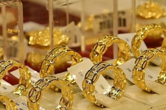 Giá vàng nhẫn hôm nay 12/2: Thị trường đỏ lửa, người giữ vàng "đứng ngồi không yên"