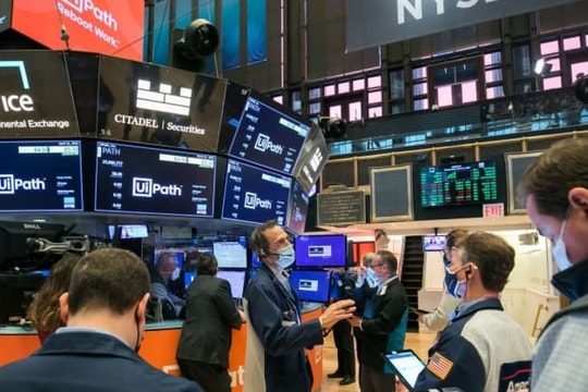 Chứng khoán Mỹ đóng cửa trái chiều, Nasdaq đạt kỷ lục khi khép lại tuần đầy biến động