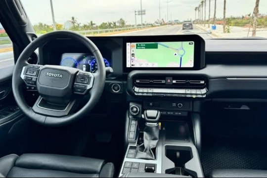 Toyota Land Cruiser Prado 2024 siêu lướt giá cao vẫn "cháy hàng": Xứng danh "vua giữ giá"