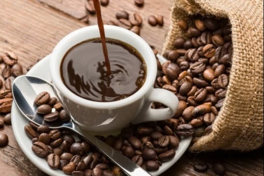 Xuất khẩu cà phê Việt Nam lập đỉnh mới: Giá trị tăng mạnh bất chấp sản lượng giảm