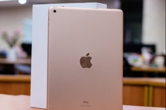 iPad Gen 9 nay giảm giá sốc: Rẻ ngang điện thoại, liệu có đáng mua?
