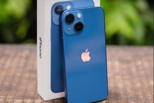 "Mê mẩn" trước iPhone 13 Mini: Nhỏ gọn nhưng có võ, giá ngon chưa đến 9 triệu