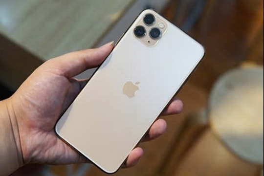 Dưới 10 triệu, iPhone 12 và iPhone 11 Pro Max: Đâu là "chân ái"?