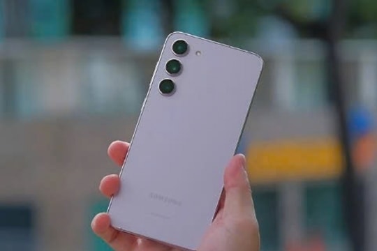 Samsung Galaxy S23 Plus mạnh ngang iPhone 16 Pro Max nhưng giá chỉ bằng một nửa