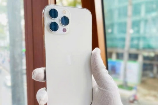iPhone 13 Pro Max lần đầu xuống dưới 14 triệu: Chiếc Pro Max vẫn mạnh, xứng đáng từng đồng