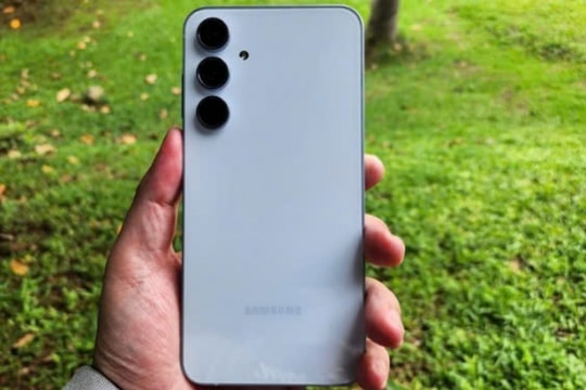 Xuất hiện siêu phẩm nhà Samsung chỉ hơn 8 triệu nhưng sở hữu tính năng mà iPhone 15 không có