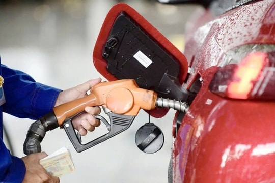 Giá xăng dầu hôm nay 26/2/2025: Giá dầu Brent và WTI giảm sâu thấp nhất hai tháng