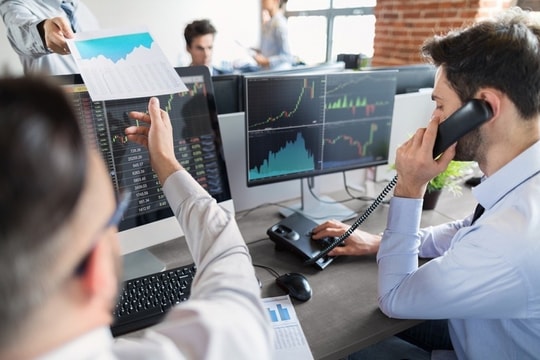 Khối ngoại tiếp tục bán ròng phiên thị trường giằng co quanh mốc 1.300 điểm