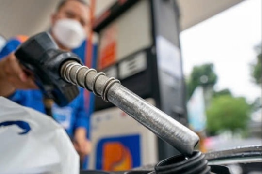 Xăng RON 95 giảm 220 đồng/lít, dầu diesel cũng hạ nhiệt từ 15h ngày 27/2