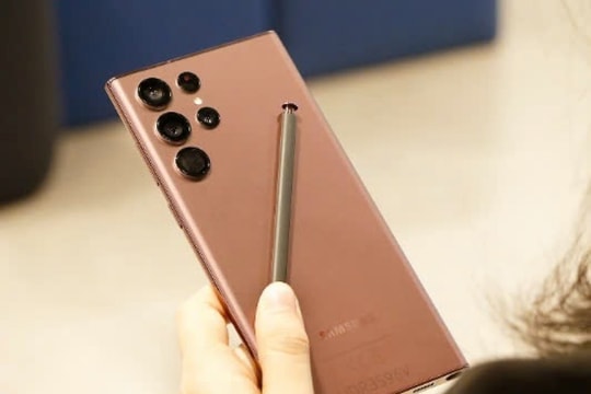 Samsung Galaxy S22 Ultra "hồi sinh" với giá rẻ giật mình: Vẫn đủ sức "đánh bại" iPhone 13 Pro Max