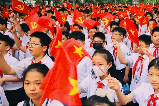 Bộ Chính trị quyết định miễn học phí cho học sinh từ mầm non đến hết THPT công lập trên cả nước