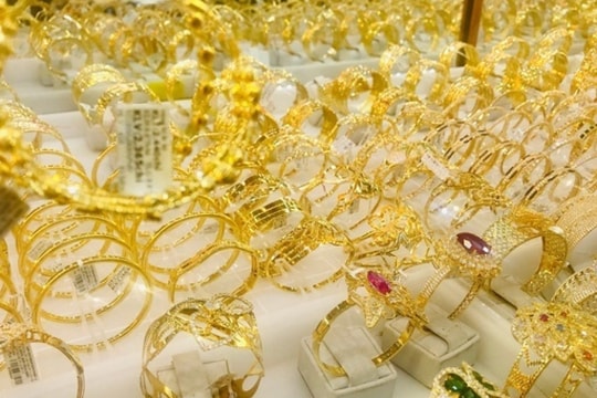 Giá vàng chiều nay 1/3/2025: "Thờ ơ" trước biến động toàn cầu, nhà đầu tư "khó xử"