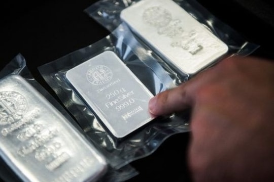 Giá bạc hôm nay 4/3/2025: Bạc lao dốc, giá vàng bất ngờ đảo chiều