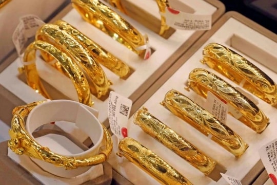 Dự báo giá vàng ngày mai 8/3: Vàng neo cao trên đỉnh, chuyên gia cảnh báo rủi ro chực chờ