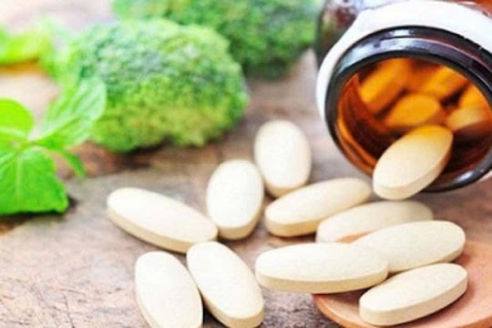 Bộ Y tế "tuýt còi" loạt quảng cáo TPCN sai sự thật: Người tiêu dùng mất tiền oan vì niềm tin mù quáng