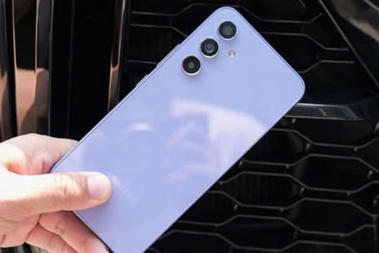 Từng là ông vua tầm trung 2023, Samsung Galaxy A54 5G giờ giá lại rẻ hơn một nửa