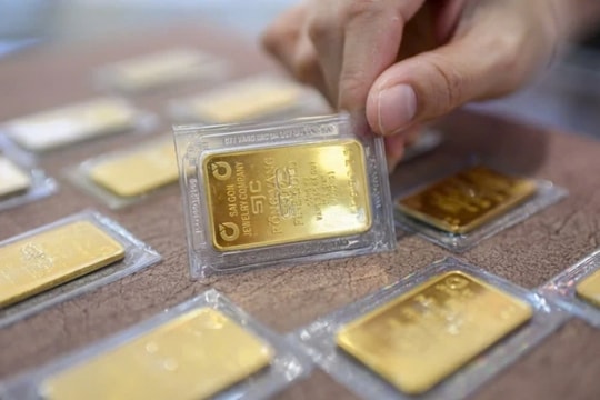 Giá vàng hôm nay 15/3: Trong cơn bão giá, vàng phá vỡ xu hướng thường thấy