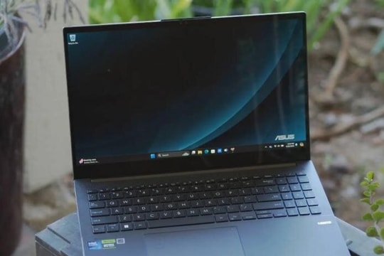 Laptop "vỏ sắt, tim hổ" của ASUS: Màn hình OLED 3K đẹp mê ly, giá cực yêu thương nhưng vẫn cần "thở oxy" vì pin hơi yếu