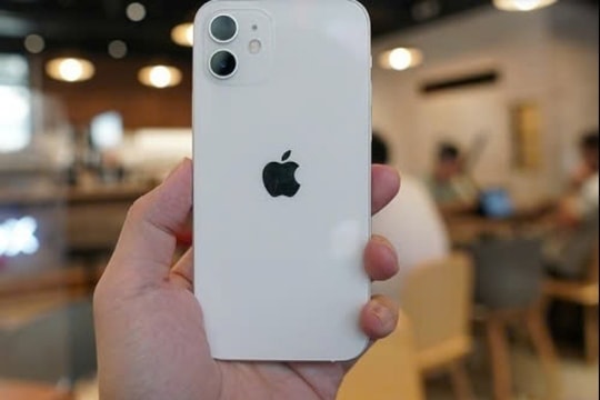 Giá iPhone 12 giảm sâu cuối tháng 3: Về tay người dùng với giá "ấm lòng"