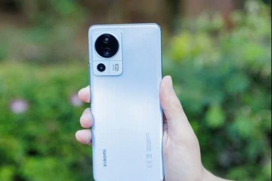 Xiaomi 13 Lite: “Nàng thơ Android” giá chỉ hơn 7 triệu, màn cong đẹp hơn iPhone 11