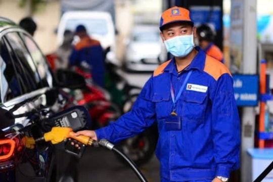 Giá xăng RON 95 tăng lần 2 liên tiếp, tiến sát mốc 20.500 đồng/lít