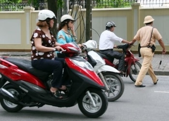 Không phải cứ có 2 gương là thoát phạt: Luật mới 2025 siết chặt thế nào?