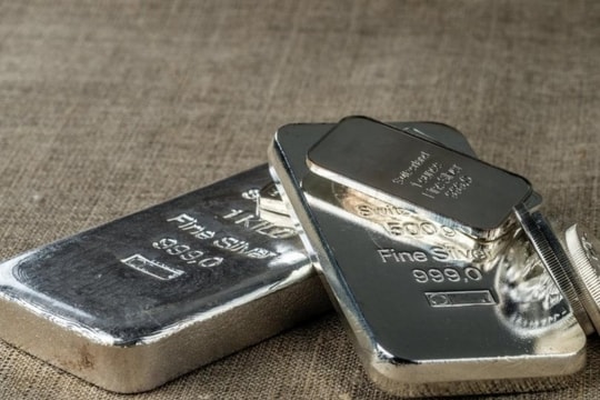 Giá bạc hôm nay 28/3/2025: Bạc vẫn "băng băng" tăng đều trong lúc vàng chưa ngừng "hot"