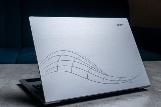 Chiếc laptop chưa đến 20 triệu đối đầu MacBook: Nhẹ hơn, có AI riêng, pin 5 tiếng và… nâng cấp thoải mái - Xứng đáng mua nhất đầu năm 2025!