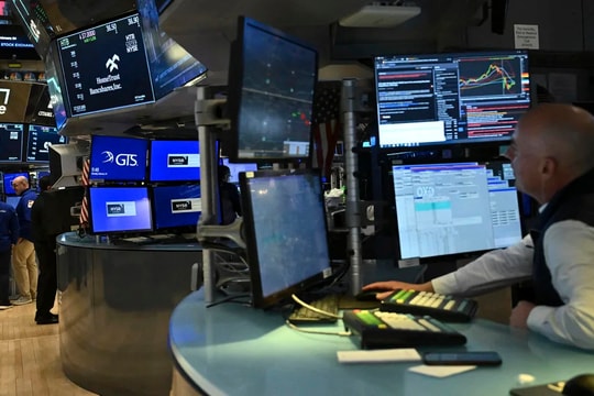 Chứng khoán Mỹ tăng điểm bất chấp rủi ro, S&P 500 rơi vào mô hình "chữ thập tử thần"