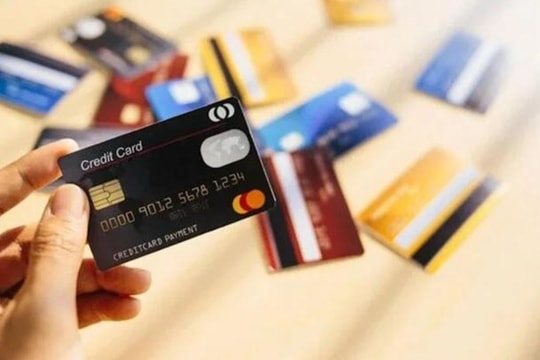 Chỉ vì một hiểu lầm về thẻ tín dụng, bạn có thể “bay màu” cả triệu đồng mỗi tháng