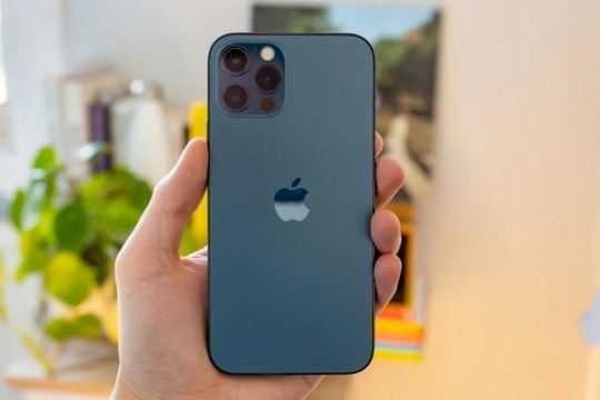 Cái bóng quá lớn của chiếc iPhone huyền thoại này: Hơn 4 năm vẫn khiến “hậu duệ” phải dè chừng