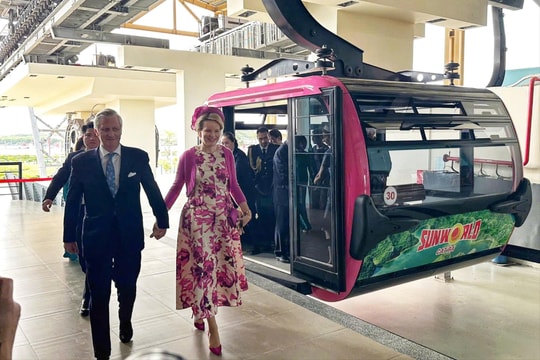 Nhà vua và Hoàng hậu Bỉ ngắm nhìn cảnh đẹp Cát Bà từ trên không