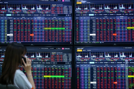 Thanh khoản bùng nổ, VN-Index có cú rút chân hồi gần 60 điểm từ đáy