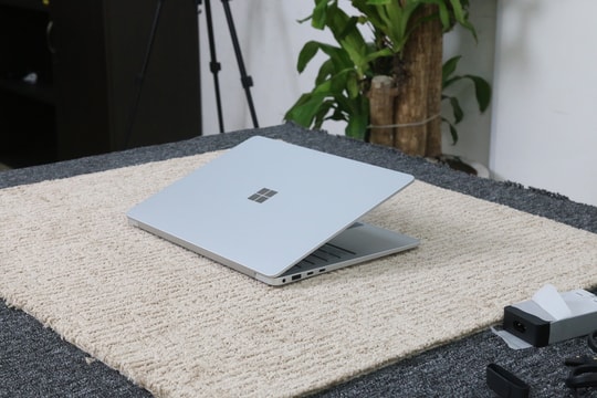 Máy tính của Microsoft vừa ra mắt đã 'kèn cựa' MacBook: Thiết kế đẹp, chip mạnh, pin trâu