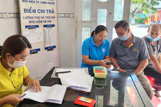 Hà Nội thúc đẩy chi trả lương hưu, trợ cấp bảo hiểm xã hội qua tài khoản ngân hàng