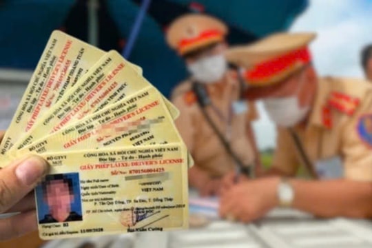 Năm 2025: Trong lúc chờ cấp đổi giấy phép lái xe mà điều khiển ô tô, xe máy có bị phạt không?