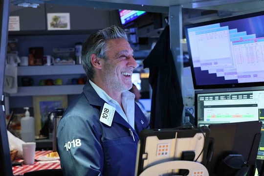 Chứng khoán Mỹ bùng nổ: S&P 500 lập chuỗi tăng dài nhất 20 năm