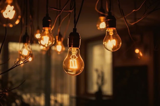 Bóng đèn Điện Quang cứ tối dần...