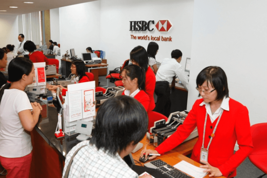 Lợi nhuận đi xuống, lương nhân viên ngân hàng này vẫn tăng lên mức đáng mơ ước